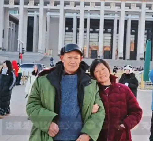 女孩兼职攒钱带爷爷奶奶圆梦北京

