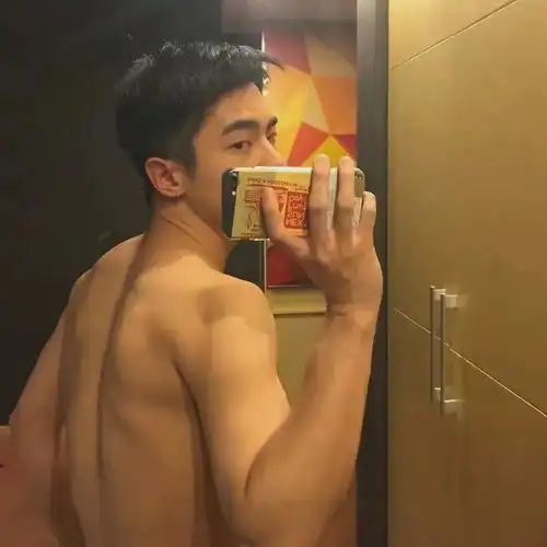 超酷男生头像又有谁能拒绝得了帅哥呢仔细看3,像不像嘴巴嘟嘟
