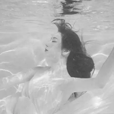 冷酷女生黑白头像,你的冷酷冷了我的心
