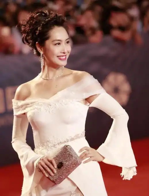 朱茵穿拖地长裙亮相,笑起来还是当年的紫霞仙子,太美了
