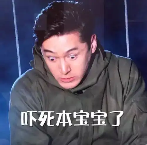泰州这个女车主太生猛倒车时一脚油门撞进店铺,玻璃碎了一地
