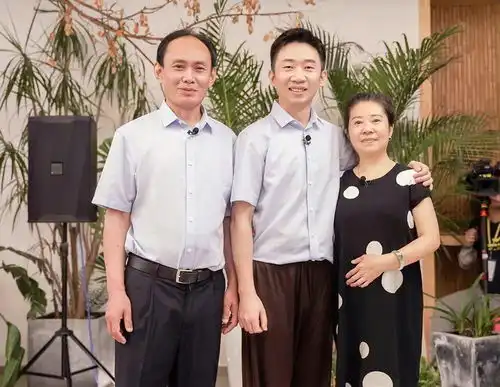 妈圈顶流迪妈和她的儿子杨迪录真人秀让全家都更亲近了
