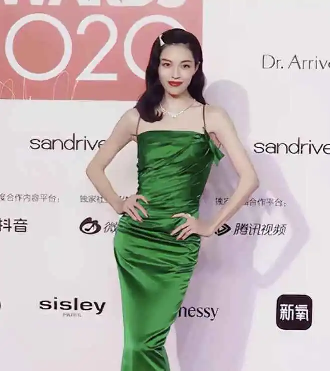 成都举行elle风尚大典,女明星争艳全场,你认为全场谁最闪亮
