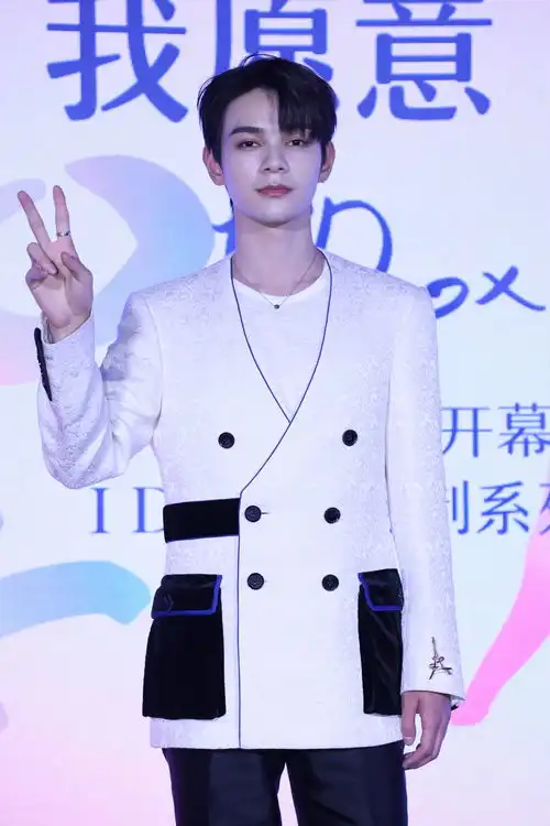 马思纯汪小菲李菲儿创造营人气选手等出席品牌活动
