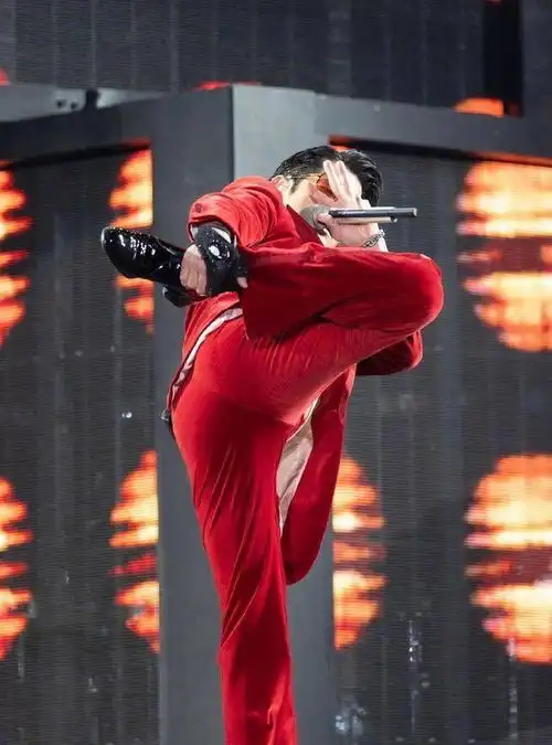 郭富城晒出自己的帅照,56岁仍旧精神干练,热歌辣舞不在话下
