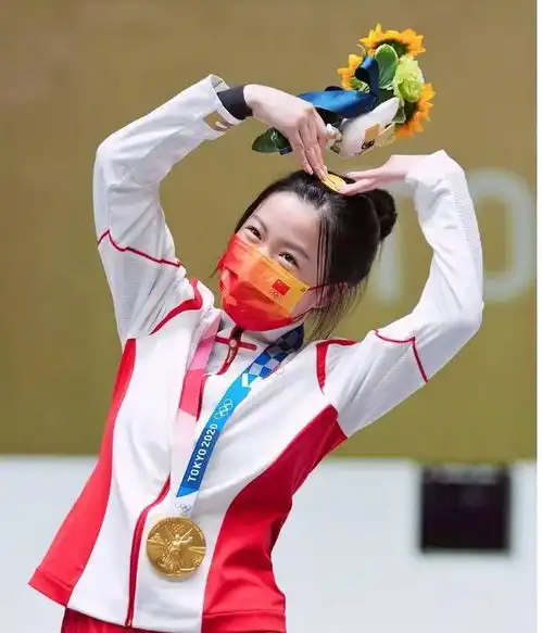 孙一文夺第三金,摘下口罩瞬间美翻众人,不少人怒赞比李小冉还美
