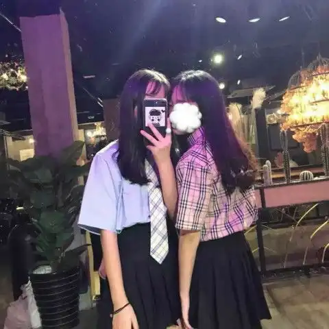 好姐妹专属头像刮大风记住不要低头,双下巴很明显
