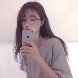 看手机女生拿手机遮脸头像
