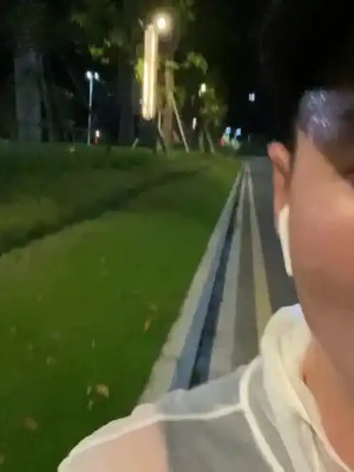 不要在任何人身上找安全感归属感凌晨五点可以自己起来跑步少睡两个小时一个人跑步也很快乐比起恋爱我更喜欢独处晨跑
