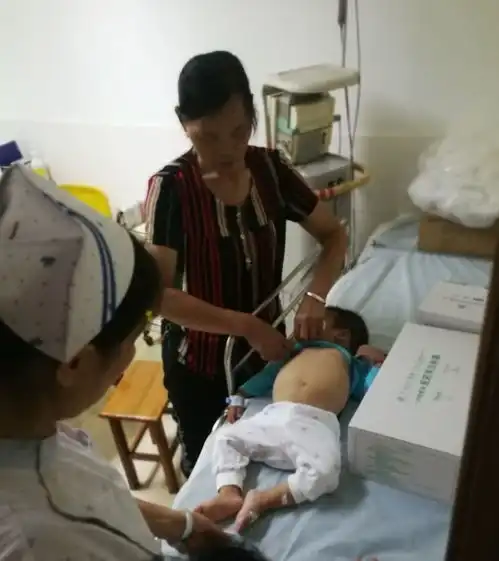 南宁一男童被遗弃在宾馆内,警方联系上其父母,他们却说
