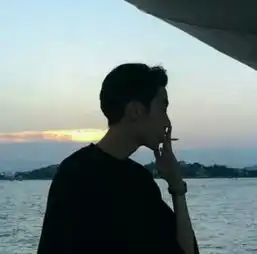 男生为何总是喜欢抽烟他因为相信了可笑的爱情
