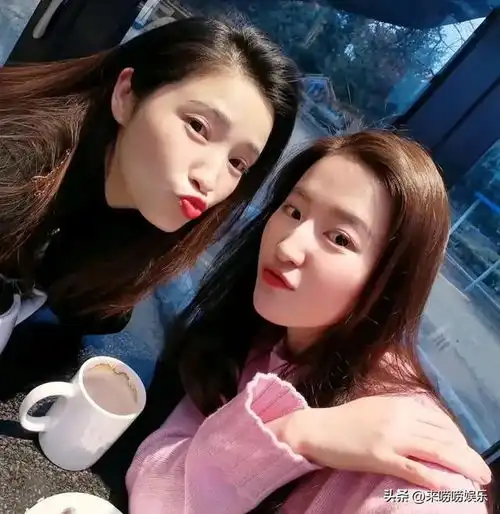 刘亦菲晒与龚蓓苾伍仕贤合照梦回去有风得地方美女贴贴好养眼
