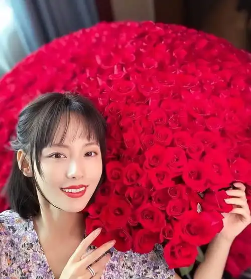 张嘉倪官宣离婚6字回应买超出轨女学生,网友偶遇买超密会美女
