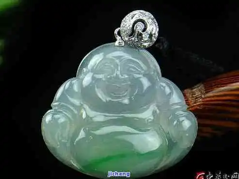 和田玉佛公与翡翠佛公哪个更适合佩戴,还是两者皆可
