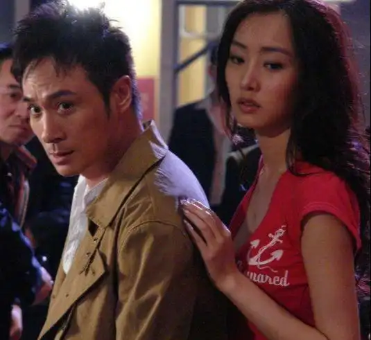 嫁影帝19年从不做家务,孩子都由老公带,50岁肤白貌美如少女
