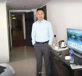 中年男与小伙发生关系并抢对方财物
