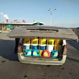 面包车掏空自己违规载货民警火眼金睛将其识破
