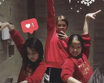 钟丽缇为混血大女儿庆生孩子五官立体似雕塑,一脸雀斑身材高挑
