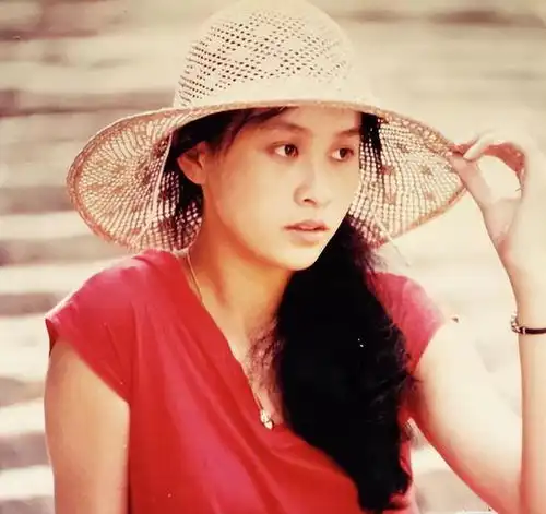 58岁刘嘉玲户外晨跑,皮肤紧致穿紧身裤,证明了自然老去就是谎言
