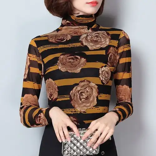 35岁女性在冬季有种温暖叫加绒打底衫,保暖洋气,配呢大衣超有范
