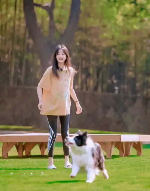 郑爽换团队后风格变,穿黄色工装裙变小黄人,戴蝴蝶结发夹甜度超标
