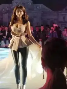 林志玲穿内衣走t台千娇百媚霸气十足膝盖好大胆
