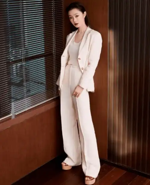 有种整容叫烫发,宋轶卷发造型风情万种,连真爱粉都认不出
