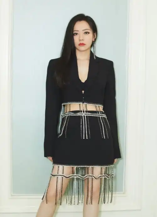 张靓颖的隐形高跟绝了,看起来像踩空气,真怕下一秒摔了
