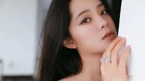 欧阳娜娜身穿仙女裙出席活动,好有仙气,好有灵气
