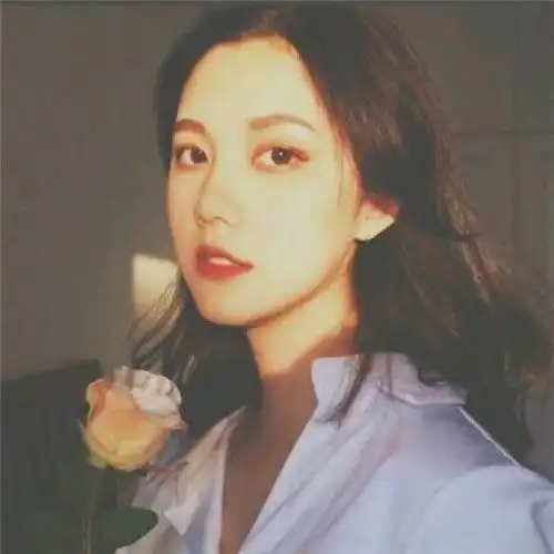小清新女生头像,有点接近复古系的

