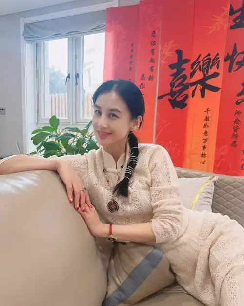 黄圣依陪俩儿子过元宵节,素颜露面状态超好,12岁安迪近状瘦好多
