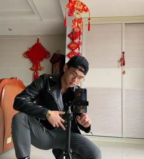 组图白净帅气的纹身小奶狗,179的身高,却有着男模般的身材
