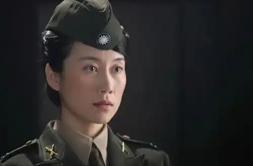 同样演女军官,把杨幂和王鸥俞飞鸿放在一起,差别就出来了
