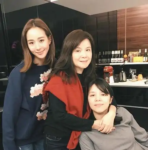 张钧甯晒出自己家豪宅,如今依然跟妈妈一起住,两人相处更像姐妹
