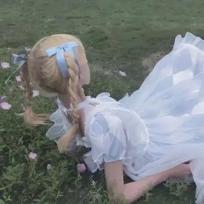 干净纯洁的白色女生头像
