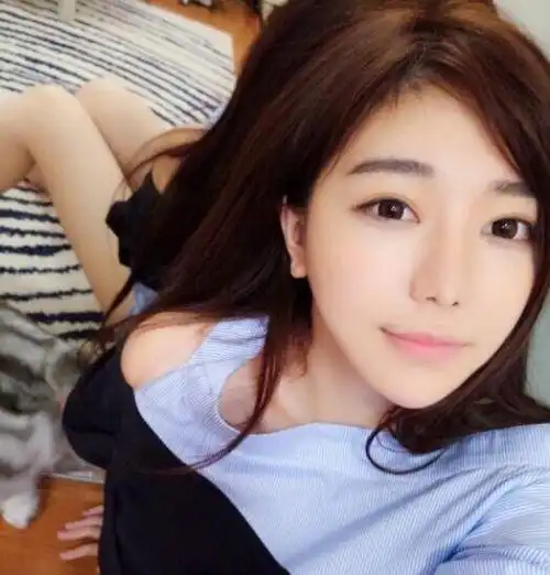 女主播刘飞儿唱歌天赋负分电竞死歌被邻居封门
