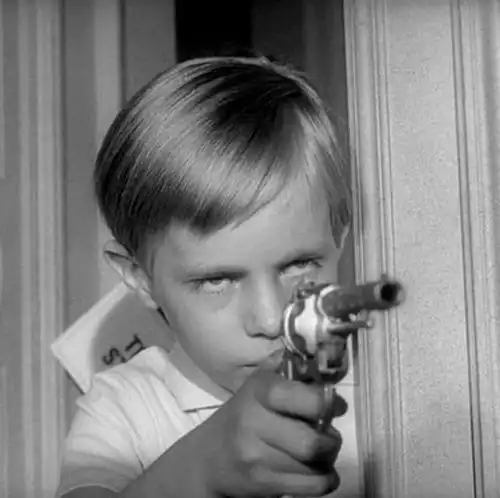 幽默笑话我知道他又喝酒了,想让我先进去,这样老妈就不打他了
