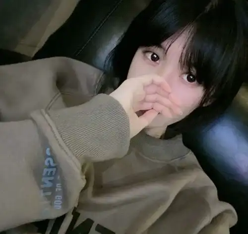 ins甜丧冷淡风女生头像2
