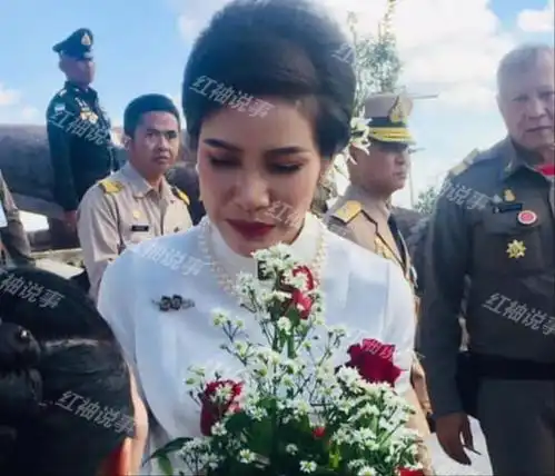 35岁诗妮娜风情万种白玫瑰造型美绝了,一颦一笑勾魂摄魄
