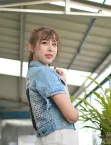 温室大棚里的牛仔衫女孩清新甜美感受大自然气息高清美女美女图片
