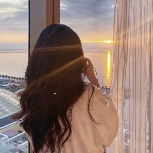 ins气质有温柔的背影女头
