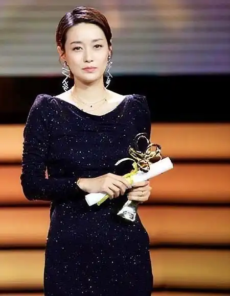 马伊琍终于放弃妈妈头,新发型的她42岁美回20岁,气质真好
