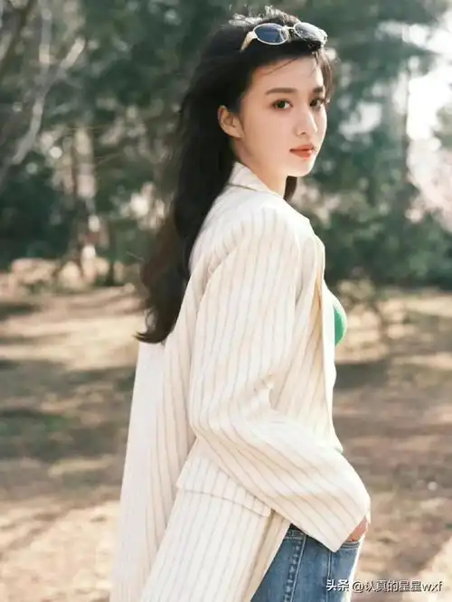 港风氛围感大美女王楚然
