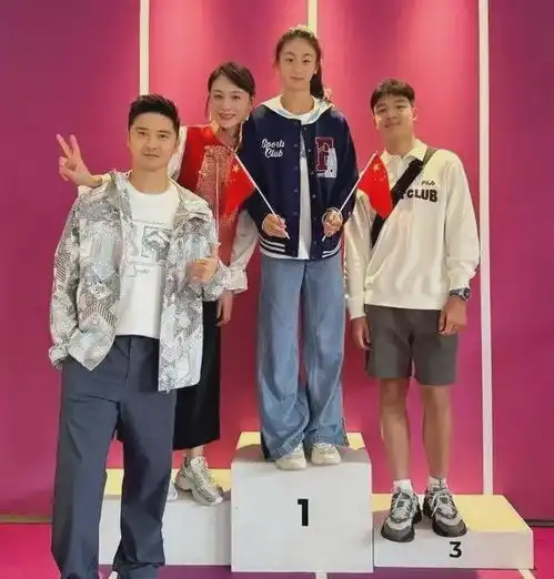 田亮叶一茜一家四口巴黎奥运会看开幕式,一家人身高都好高吖
