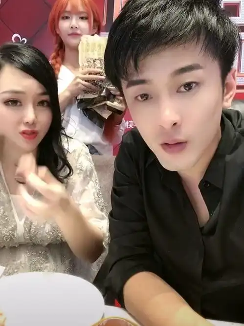 男网红直播带货额超12亿元,曾高调邀请成龙张柏芝等明星开演唱
