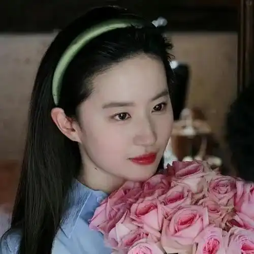 刘亦菲手捧花,手捧花女神刘亦菲
