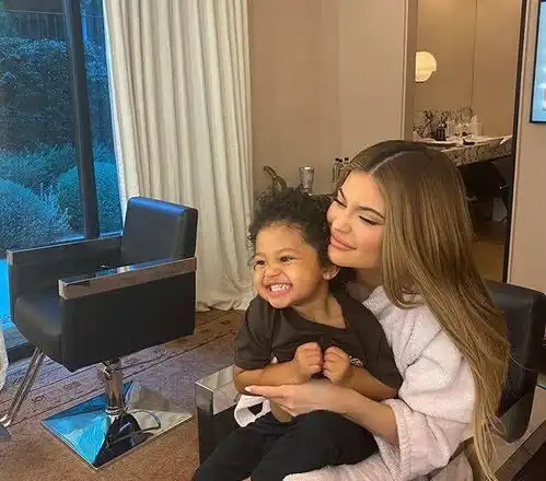 凯莉詹娜一年花掉9亿,买私人飞机为女儿开派对,入豪宅似买衣服
