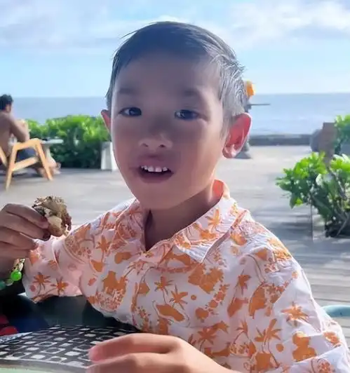 乐基儿带5岁儿子出镜,小朋友正面照超帅,五官轮廓特别像妈妈
