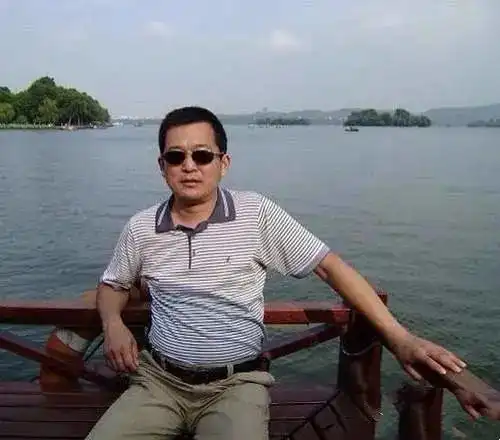 爸爸微信头像里的大海藏了多少秘密
