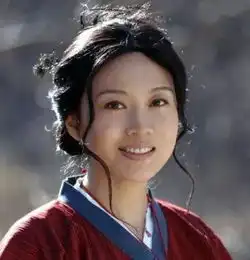 闫妮跑了10年龙套,35岁一戏成名,如今47岁越来越美
